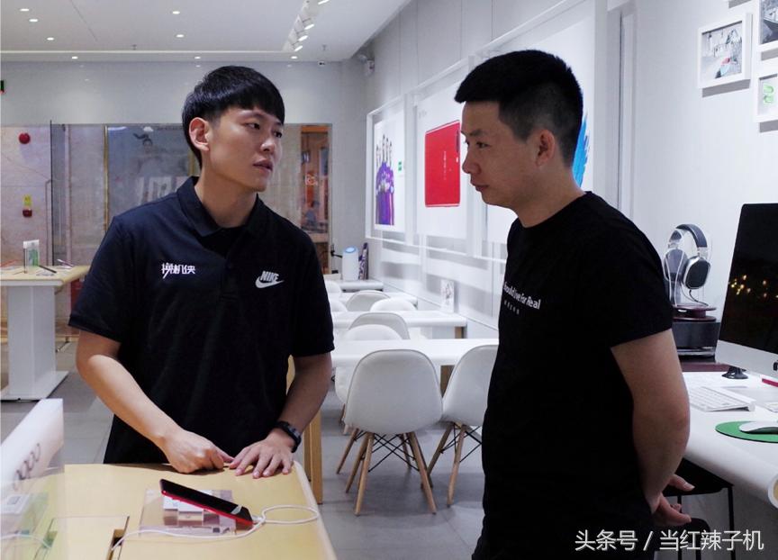 这家叫换机侠的公司，给员工标配了Nike与Adidas的工服