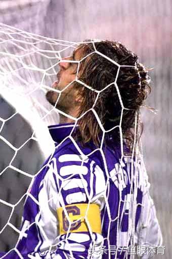 足球场上的催人泪下的瞬间,足球赛场十大感人时刻