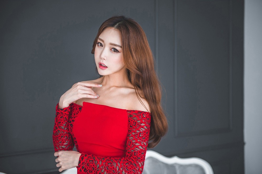 韩国大美女穿露肩连衣裙 (美女穿露肩衣服韩国)