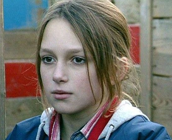 她是平胸的纸片姑娘，却是性感的英伦玫瑰，美得颠倒众生！