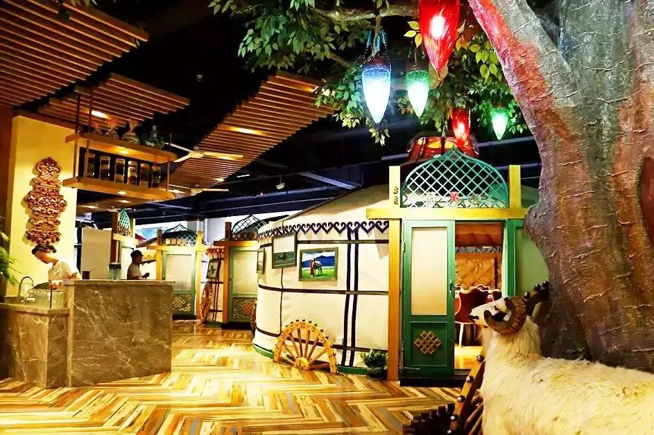 夜晚蒙古包吃烤全羊的真实视频,蒙古包里吃烤全羊一定要有仪式感