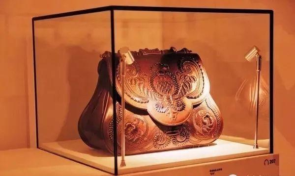 毕加索×YSL爱马仕做跨界歌王是奢侈品接地气还是地气变奢侈了？