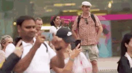 90后中国姑娘，在澳洲街美哭外媒