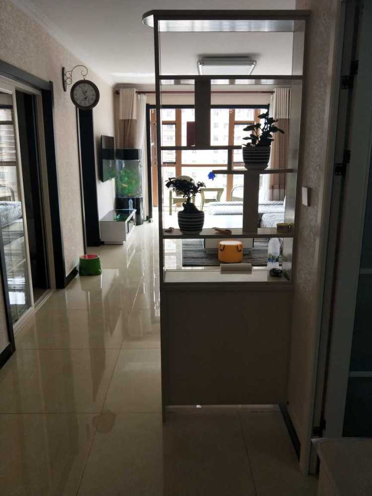 自己装新房，沙发太大只能对着卧室门，有没有办法改变？