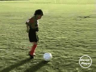 如何教零基础小孩子踢球,小孩练足球基本功多久踢球