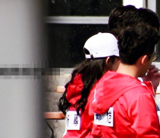 杨幂参加了几次跑男,杨幂baby同款造型现身机场