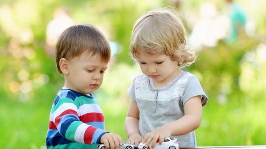 如果孩子到了这个年龄还在摸着妈妈的奶头睡觉，你应该干预了