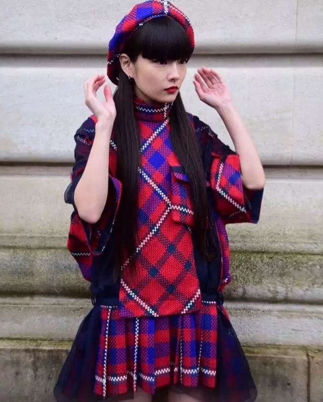 格纹元素撑起时尚,细格纹配条纹