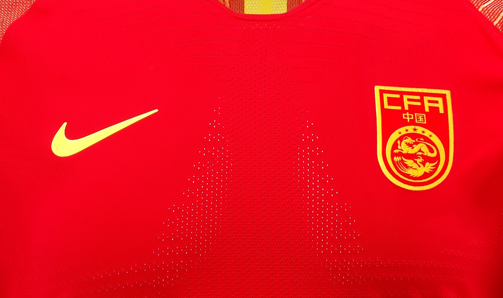 鐢疯冻瑁ゅ瓙,涓浗鐢疯冻闃熸湇绾㈣。鐧借￥