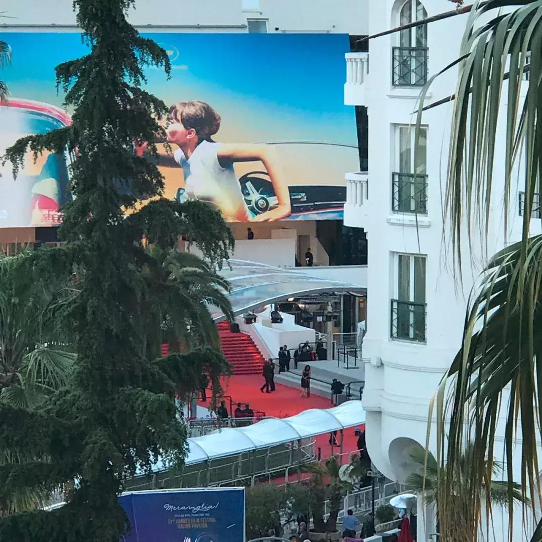 王丽坤戛纳红毯,王丽坤和李晨吻戏