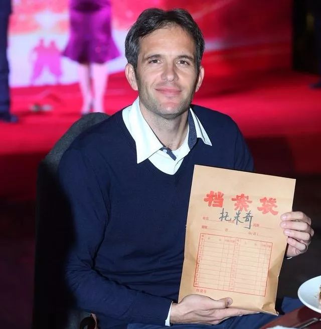 这些队赢球直接发千万现金！皮箱装钱拿着就走，更衣室钞票堆成床