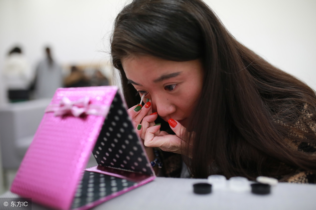 长期佩戴美瞳血管长到黑眼球附近,戴美瞳眼球上长了毛细血管