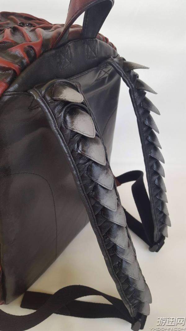 大神自制《怪物猎人世界》惨爪龙背包还原却背不出去