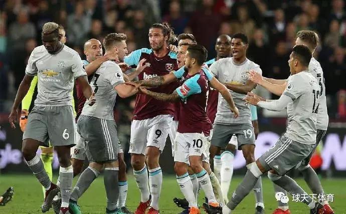 博格巴进球被拦,博格巴被犯规起来直接长传