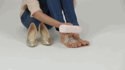 她在裙子上放了一枚硬币，结果个个都学她，原来还能这样用！