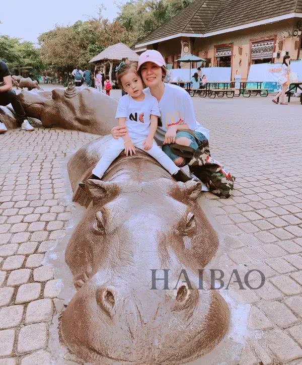 诺一现在这么接地气？才7岁的Grace就是铅笔腿！