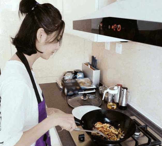 干露露穿低胸睡衣“假做饭”引网友冷嘲:太作,花样秀身材