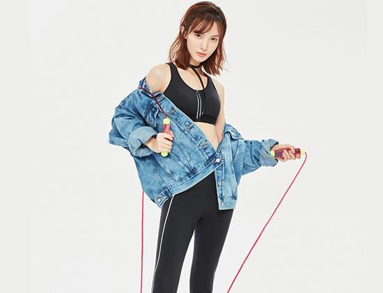 白色宽松t恤有些透怎么穿搭,白色t恤太透了怎么办