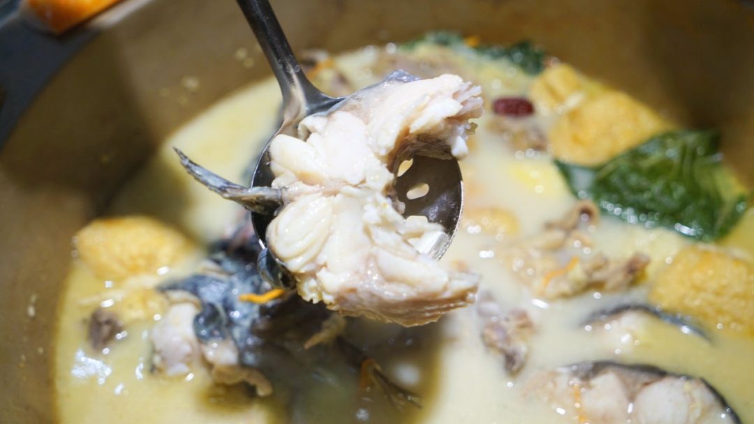 草帽当锅盖的石锅鱼,草帽蒸汽石锅鱼