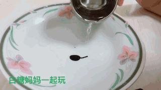 神笔白糖：我在盘子里画了只蝌蚪，加了点水，它就活过来游走了！