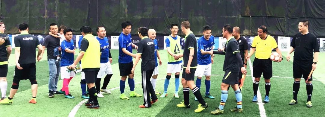 “宅男”也疯狂,且看足球赛场谁是英雄?