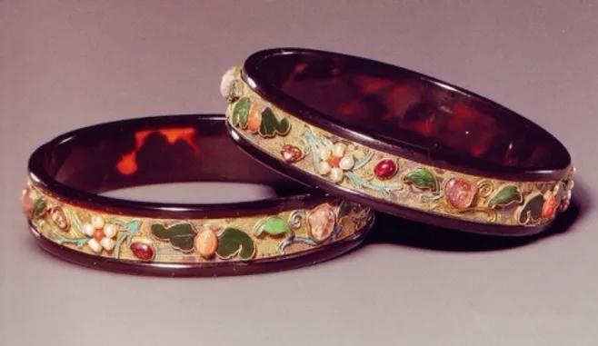 足下蹑丝履,足下蹑丝履下一句