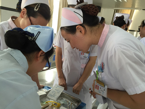 为什么留置针封管后会有回血现象,为什么留置针通畅不鼓包但是疼