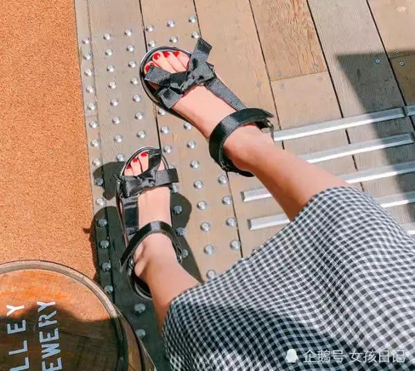 夏天凉鞋是买大点还是正好,成人凉鞋要穿大一点还是要刚刚好