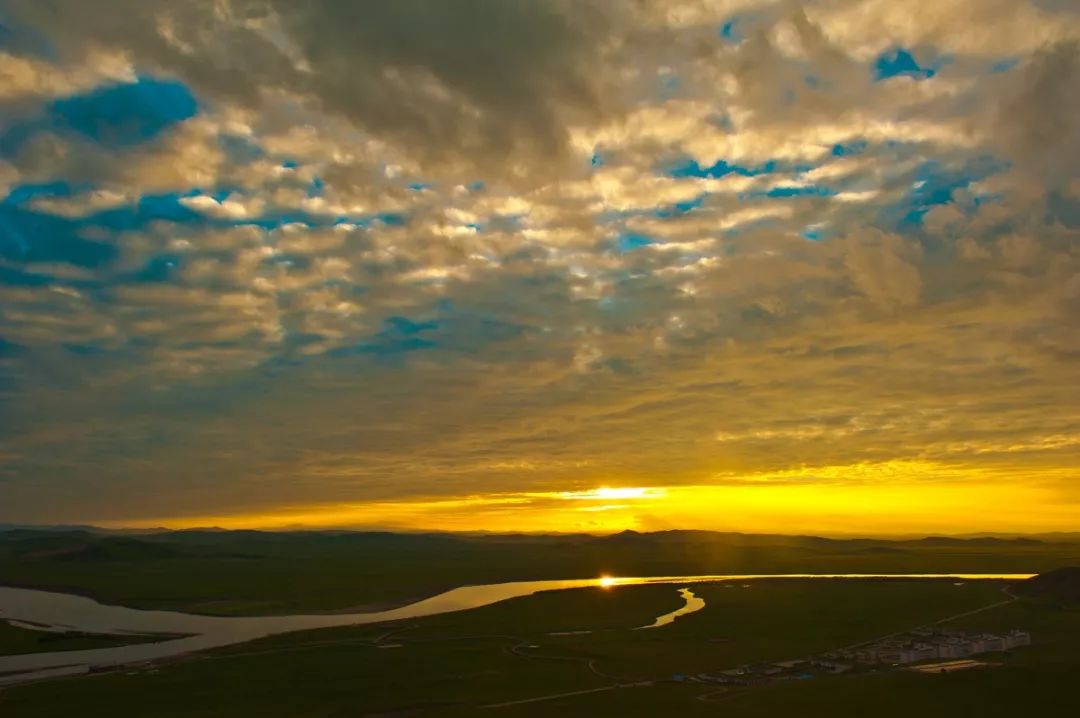 连绵的群山、广袤的草原、蜿蜒的河流……它就是独一无二的若尔盖