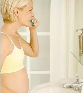 有一个牙齿的牙龈一碰就出血,牙龈萎缩还一碰就出血怎么回事