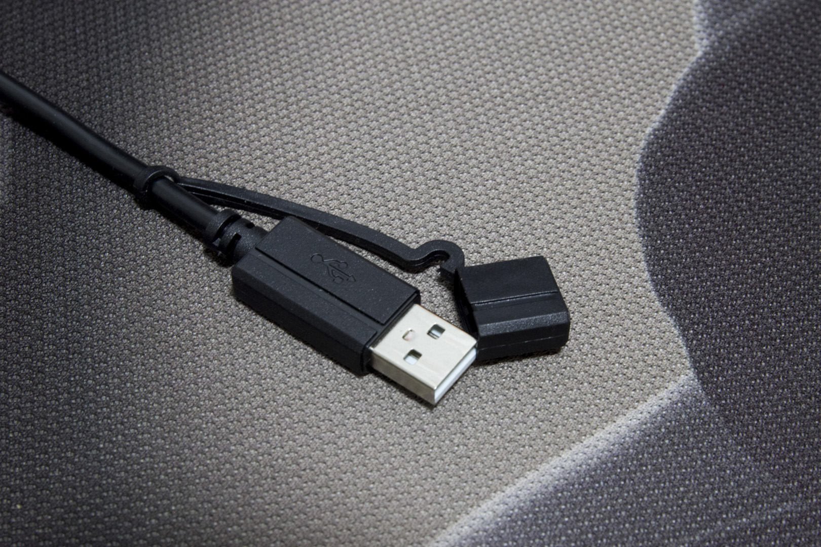 百元以内吃鸡神器推荐,灵逸黑寡妇键盘是什么轴