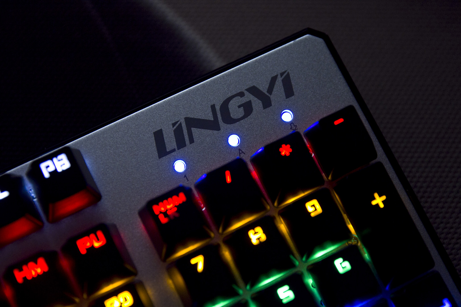 百元以内吃鸡神器推荐,灵逸黑寡妇键盘是什么轴