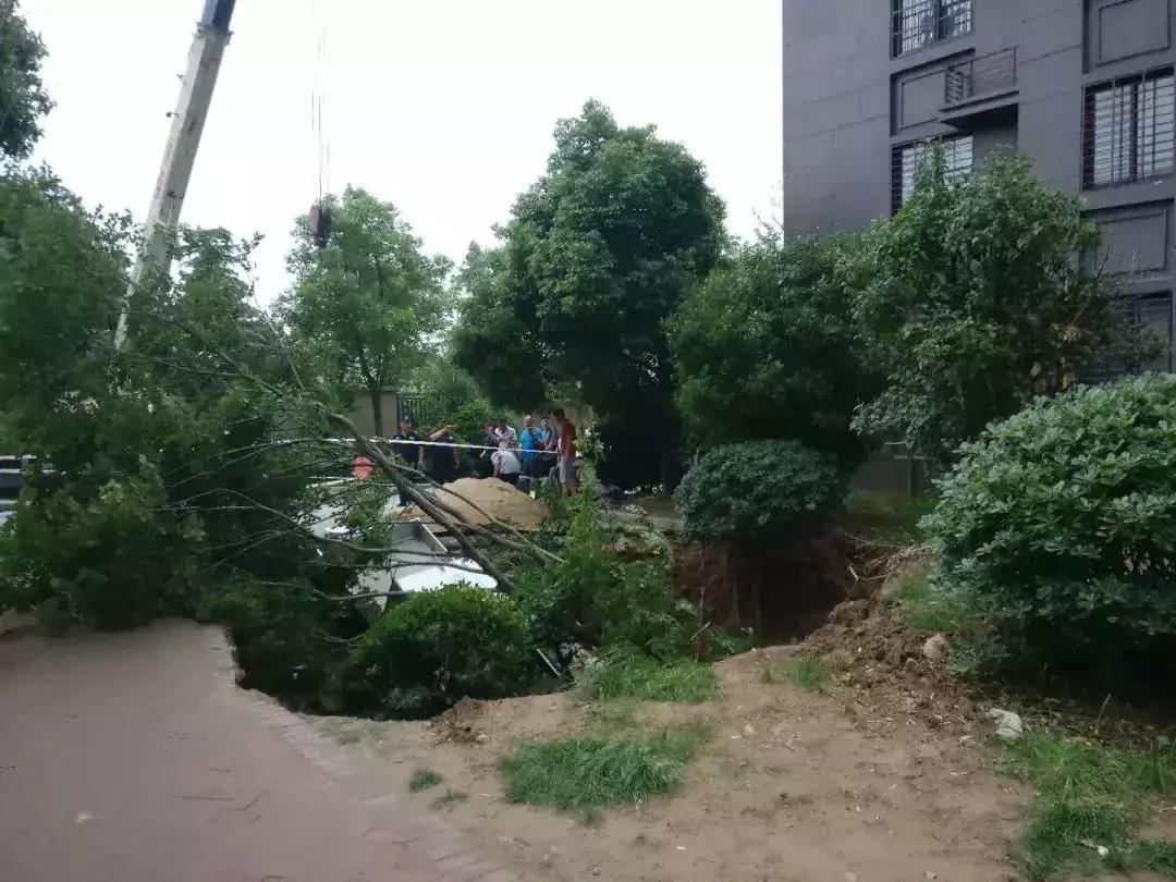 阜阳高速时代华府外墙脱落,阜阳高速时代城墙壁崩裂视频