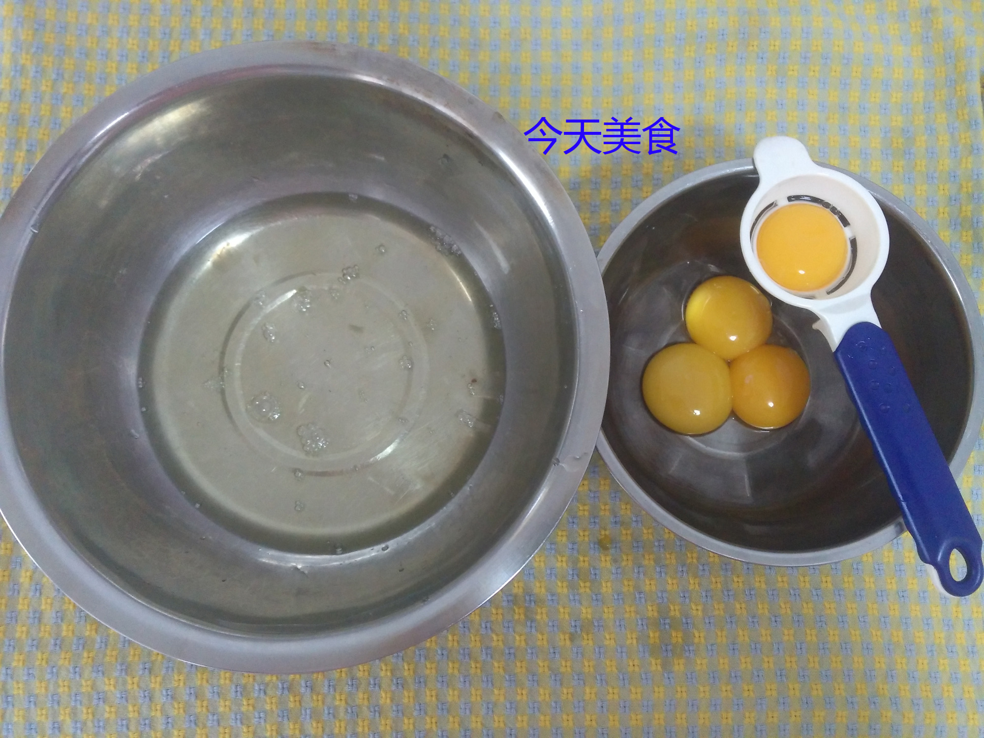 这有详细图文介绍，学一学怎么做蛋糕，就不会被戚风给“气疯”了