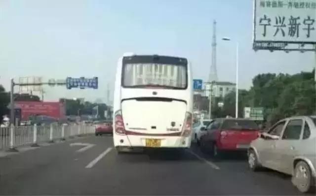 闯红灯过了中线刹停算不算闯红灯,红灯亮起越过或压线是不是闯红灯