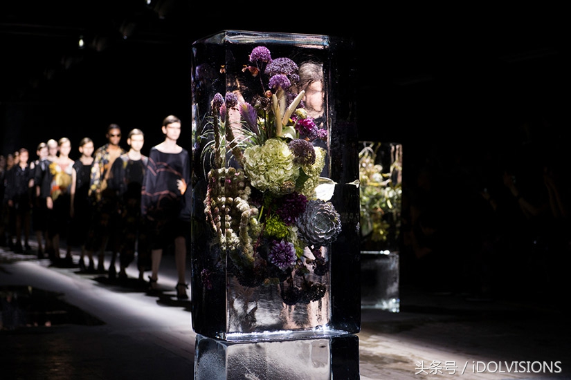 《Dries》：“他的秀不仅是在看衣服，更是寻找一种生活方式”