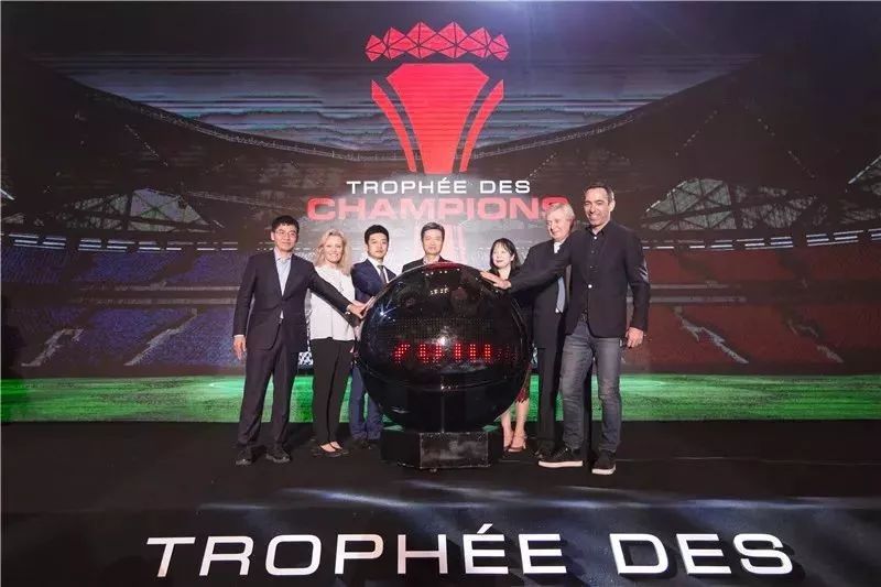 足球迷们，8月4日这两大豪门在大运中心上演巅峰对决，约吗？