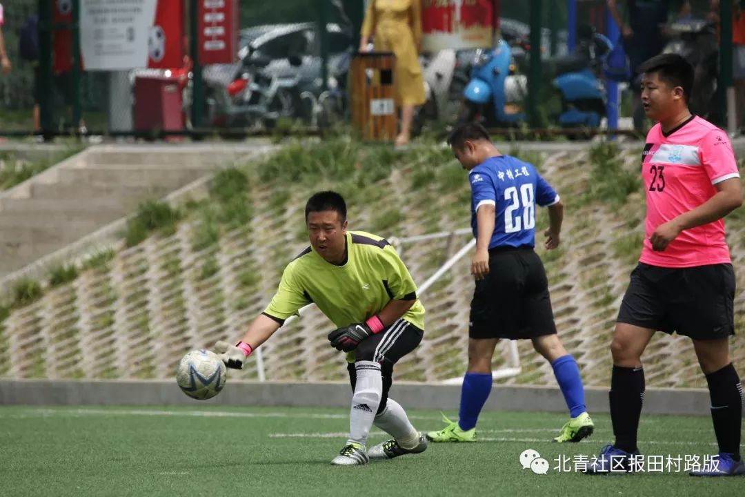 田村路山地足球联赛四强产生公务员球队和居民球队上演强强对抗