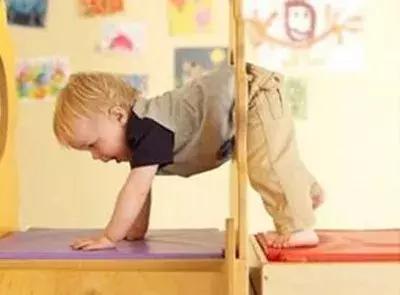 宝宝在床上光脚时会容易感冒吗,宝宝喜欢玩脚