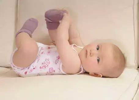 宝宝在床上光脚时会容易感冒吗,宝宝喜欢玩脚