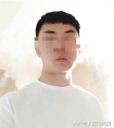 小伙每月护肤花2000元男人爱起美来,也不比女人差