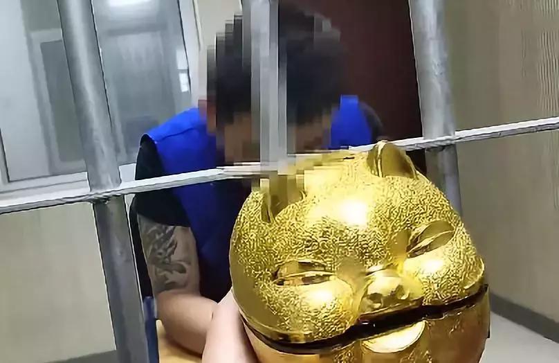 男子门口入室抢劫监控拍下全过程,小伙入室抢劫却遇到更可怕的东西