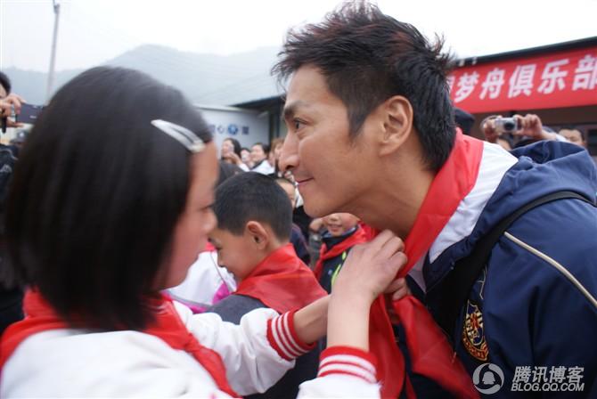 穿越地震带之什邡日记：地震周年谭咏麟黄日华众明星到蓥华小学