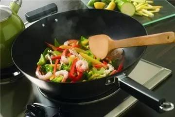 武汉八旬老夫妻为节约吃了隔夜饭，结果双双中风！吃剩菜这些事一定要注意！