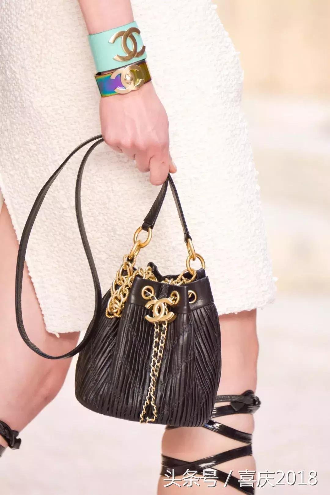 玫红色包包配什么颜色衣服好看,雾霾蓝包包配什么颜色衣服好看