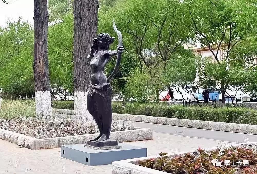 21组精美雕塑沿着长马赛道铺开，告诉我你看到了谁，我就知道你跑到了哪儿