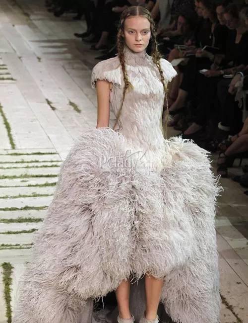 羽毛制品会延续皮草们的“人道之路”，退出时尚界吗？
