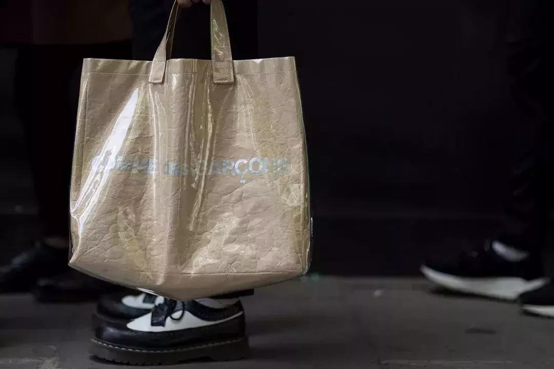 别说,纸质包还真有点帅