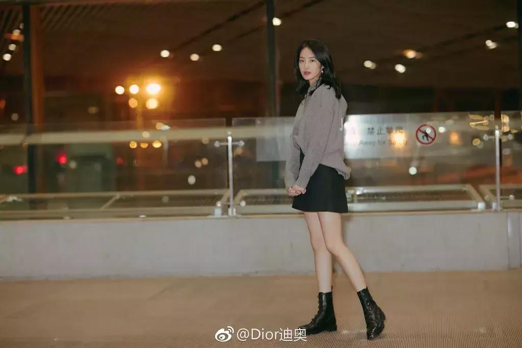 杨采钰迪奥马鞍包,杨采钰出席活动红裙惊艳十足