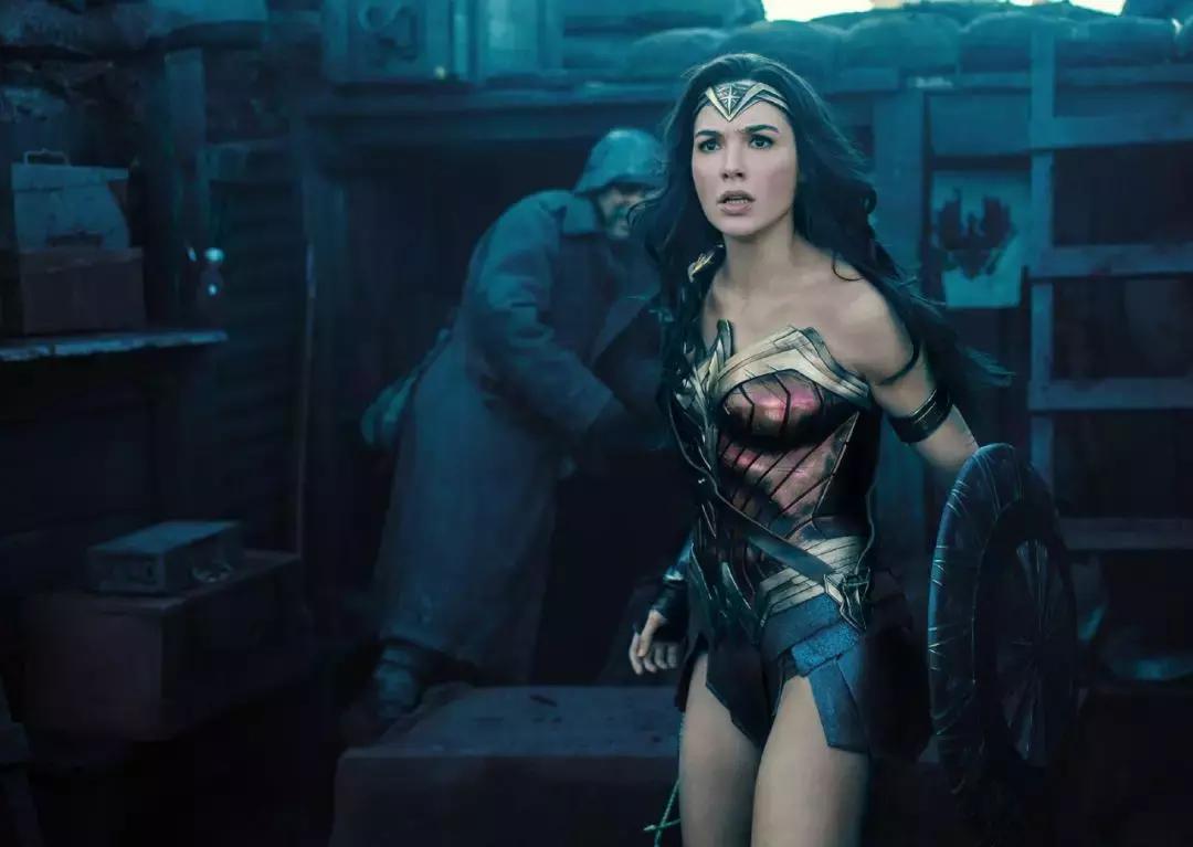 杨采钰迪奥马鞍包,杨采钰出席活动红裙惊艳十足